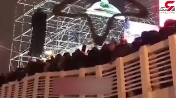 لحظه فروریختن یک پل در جشن سال نو مسکو + فیلم و عکس