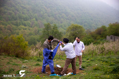 گروهی از داوطلبان مبارزه با کووید-19 در حال آماده‌سازی برای دفن یک قربانی کووید-19 ، روستای اسکارد - مازندران / عکاس: مجید سعیدی