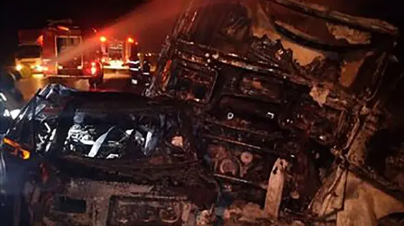 راننده پراید درتصادف هولناک با تریلر سوخت قاچاق زنده زنده سوخت