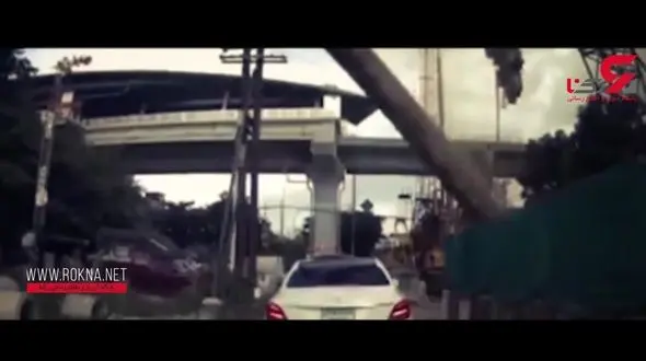 سقوط وحشتناک شمع فولادی چهار تنی روی خودرو +فیلم