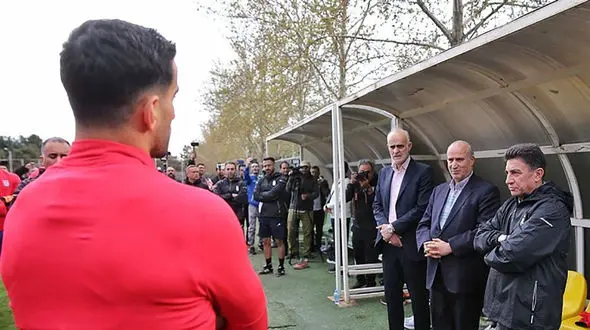 تاج و نبی در محل تمرین تیم ملی/ آبیاری چمن با یک تانکر! + فیلم