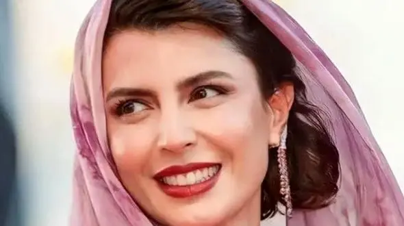 عکس ها / طراحی خلاقانه فضای داخلی خانه لیلا حاتمی /  تلفیقی از سادگی، عشق و مدرنیته با مبلمان سفید، آباژور رومیزی و کتابخانه بزرگ  ...