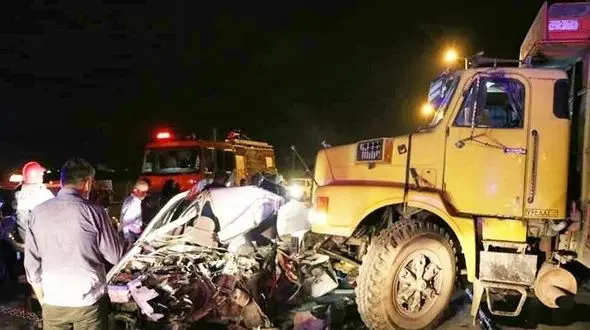 عکسی تلخ از تصادف مرگبار یاسوج / مرگ دلخراش کودک 2 ساله در پراید له شده