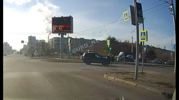 ببینید /  ماشین شاسی‌بلند دو نفر را ناک‌اوت کرد! + فیلم