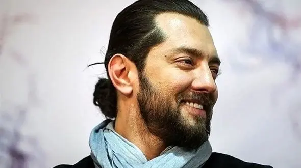 فیلم آوازخوانی بهرام رادان با موی افشون/ انگاری فانوس قورت داده اینطور میخونه و میرقصه