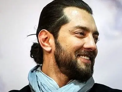 فیلم آوازخوانی بهرام رادان با موی افشون/ انگاری فانوس قورت داده اینطور میخونه و میرقصه