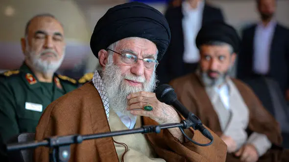  گفت‌وگوی صمیمی رهبر انقلاب با علیرضا دبیر + فیلم