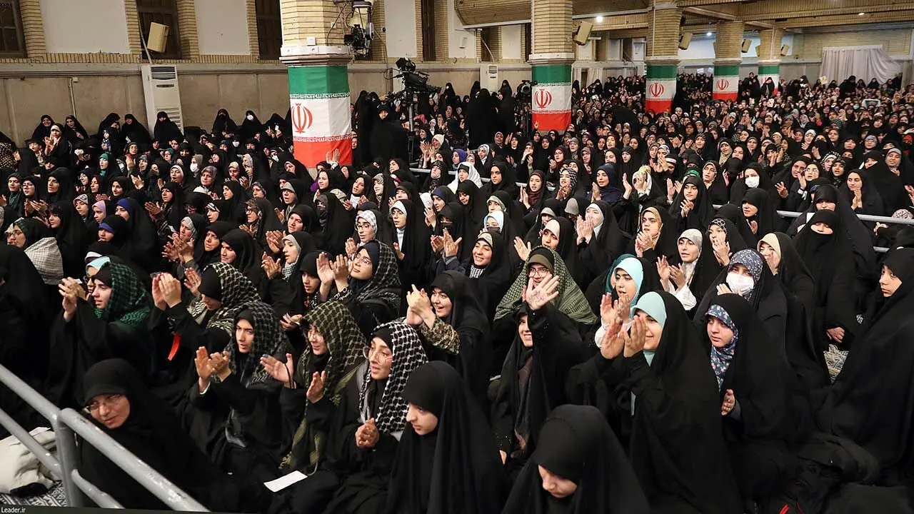 دیدار جمعی از رأی اولی‌ها و خانواده‌های شهدا با رهبر انقلاب حضرت آیت الله العظمی سید علی خامنه ای 1402/12/9