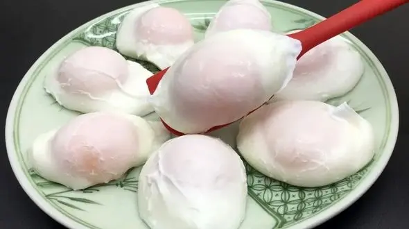 آموزش پخت تخم مرغ آب پز بدون نیاز به پوست کندن / فیلم