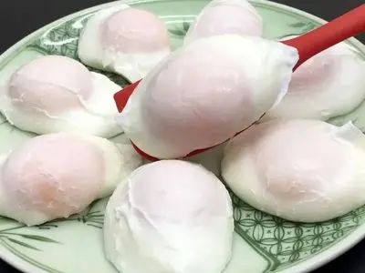 آموزش پخت تخم مرغ آب پز بدون نیاز به پوست کندن / فیلم