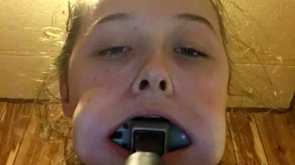 دختری در کری خوانی نزد دوستش چکش را خورد! +عکس