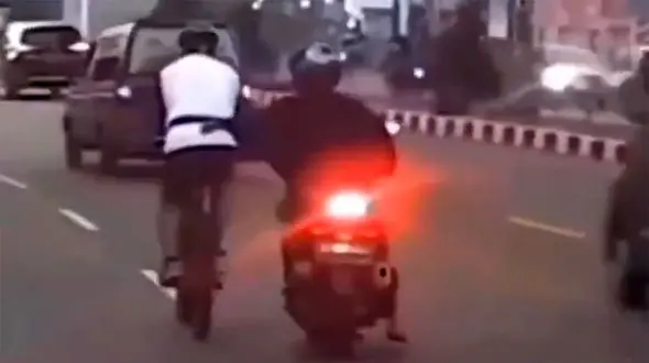 ببینید / لحظه عجیب سرقت از یک دوچرخه‌سوار در حال حرکت توسط سرنشین موتور!