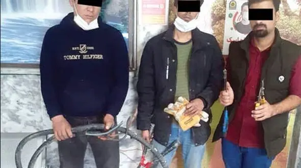 راز سرقت های شبانه در مشهد / راننده تاکسی اینترنتی همدست شان بود + عکس 