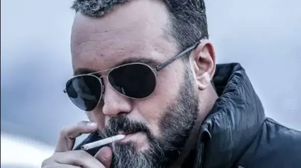 فیلم / اشک های کامبیز دیرباز بخاطر دروغ گفتن به یک کودک کار / گفتم : عمو ... نمی دونم برای کارمه ...