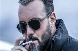 فیلم / اشک های کامبیز دیرباز بخاطر دروغ گفتن به یک کودک کار / گفتم : عمو ... نمی دونم برای کارمه ...