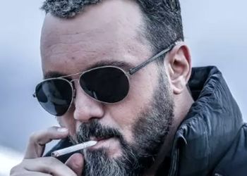 فیلم / اشک های کامبیز دیرباز بخاطر دروغ گفتن به یک کودک کار / گفتم : عمو ... نمی دونم برای کارمه ...