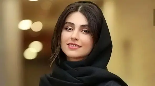 نگاهی به خلاقیت منحصر به فرد لاله مرزبان برای عکاسی روبروی برج ایفل/ متین، باوقار و باحجاب+عکس