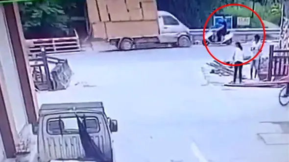 ببینید / نجات معجزه آسا از تصادف خطرناک