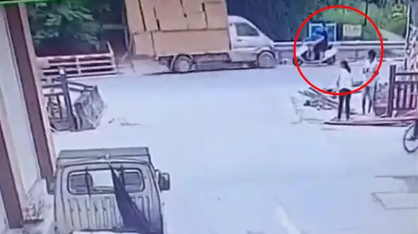 ببینید / نجات معجزه آسا از تصادف خطرناک