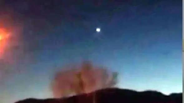 انفجار شیء نورانی و عجیب در آسمان سمنان