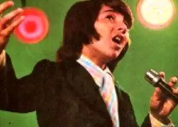 عکس| سفر در زمان؛ «ساسان» خواننده نوجوان قبل انقلاب در  63 سالگی؛ سال 1402