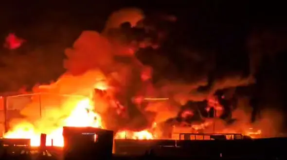 فیلم لحظه انفجار مهیب در پالایشگاه شورون در لس‌آنجلس