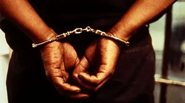 فیلم شلیک دقیق پلیس برای فراری های  پژو سوار + لحظه تعقیب و گریز اتوبانی