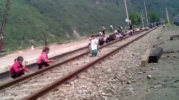 کاراجباری کودکان کره شمالی در راه آهن +فیلم و عکس