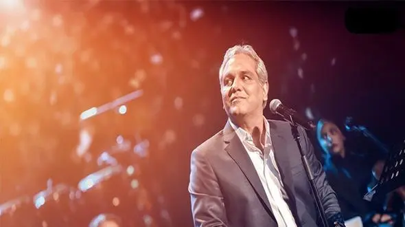 فیلم آواز باشکوه مهران مدیری با جدیدترین آهنگش «جان بی‌قرار» ! /  کنسرت بی نظیری در راه است !