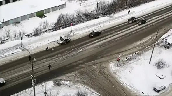 تصادف مینی بوس با عابر پیاده + فیلم