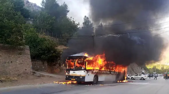 عکس وحشتناک از آتش گرفتن اتوبوس مسافربری در جاده همدان