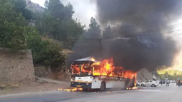 عکس وحشتناک از آتش گرفتن اتوبوس مسافربری در جاده همدان