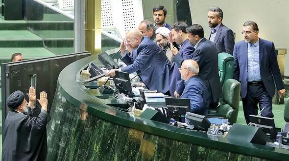 بودجه 1402 انقباضی یا انبساطی؟ / وعده‌ های بودجه‌ ای رئیسی؛ دست‌ های بسته قالیباف