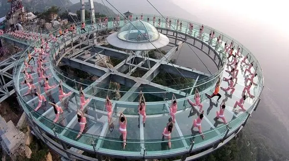 ورزش روی ترسناک ترین پل معلق شیشه ای جهان+تصاویر