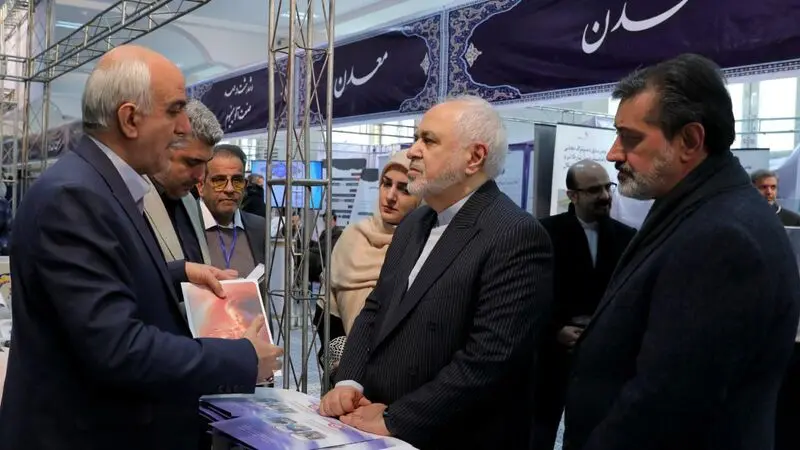 پزشکیان و ظریف از نمایشگاه پیشگامان پیشرفت بازدید کردند