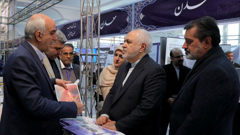 پزشکیان و ظریف از نمایشگاه پیشگامان پیشرفت بازدید کردند