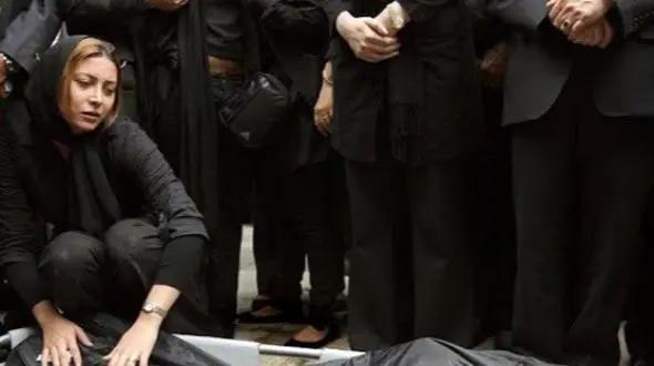 عکس های جگرسوز / ضجه ها و  بیقراری  پریشان فریبا نادری،بازیگر سریال ستایش در لحظه‌ خاکسپاری شوهرش ....