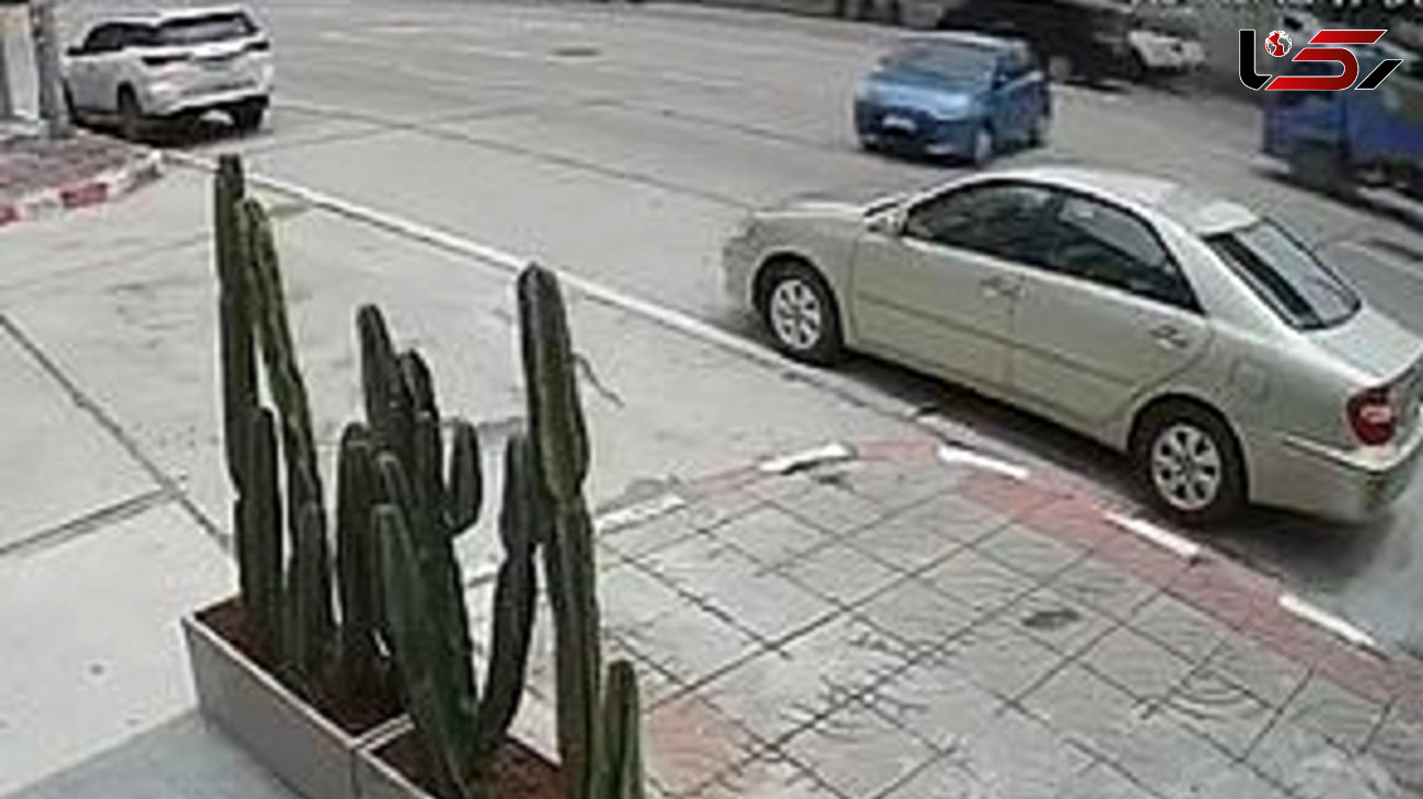 لحظه وحشتناک ورود خودروی بدون راننده به وسط اتوبان! + فیلم