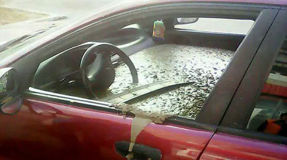 مرد دیوانه برای تنبیه زن خود، ماشینش  را با مَلات سیمانی پر کرد+عکس