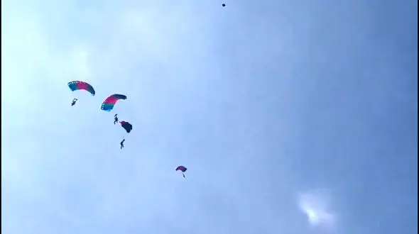 ببینید / برخورد چهار چتر باز در آسمان؛ یک چتر باز سقوط کرد