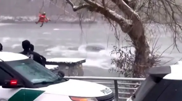 فیلم عملیات نفسگیر برای نجات یک زن در آبشار نیاگار / او داخل خودرویش خفه شد