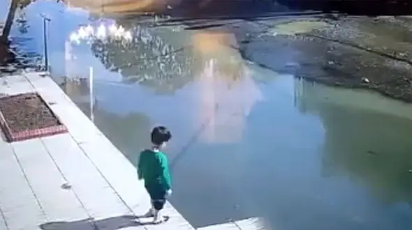 فیلم نجات کودک پارس آبادی از غرق شدن در چاله جوی آب