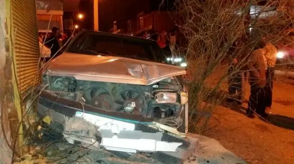 ورود پژو 405 به پیاده رو در خرم آباد +عکس