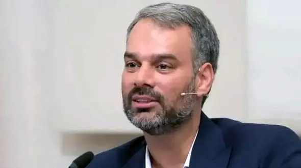 از جابجایی دلار در آلمان تا تشریفات ویژه در فرودگاه سیرجان! / ابهامات مالی در مجموعه های گل‌گهر و گهر زمین