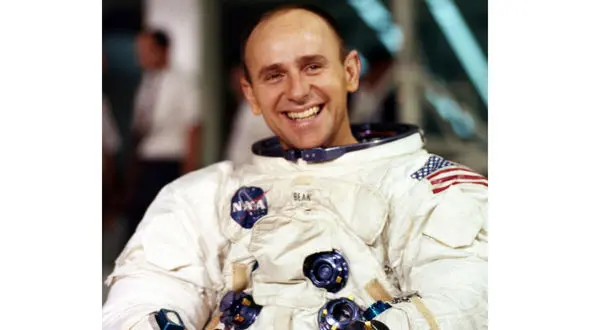 ادعای یک فضانورد دیگر در باره موجودات زنده در کرات دیگر +عکس