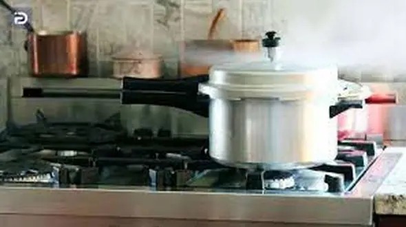 ببینید / لحظه ترسناک ترکیدن دیگ زودپز در صورت آشپز ناشی
