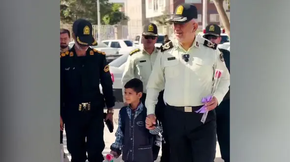 فیلم بدرقه متفاوت دانش‌آموز کلاس دومی / وقتی همرزمان پدر، دست محمد را گرفتند