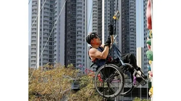 بالارفتن یک معلول با ویلچر از  آسمان‌خراش + عکس