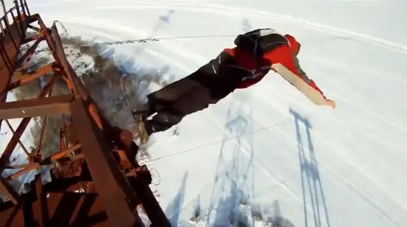 این فیلم را ببینید دردتان می گیرد / چتر مرد جوان باز نشد و روی زمین برفی سقوط کرد 