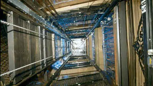 مرگ دردناک پسری در سقوط از آسانسور برج بخاطر قطع برق 